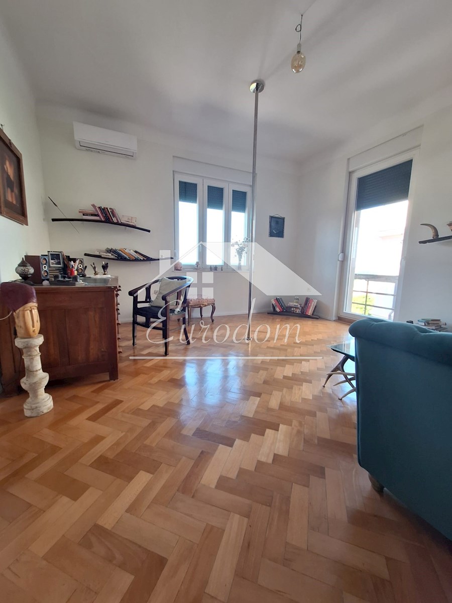 NAPRODAJ – Stanovanje v središču Šibenika s parkiriščem in pogledom!