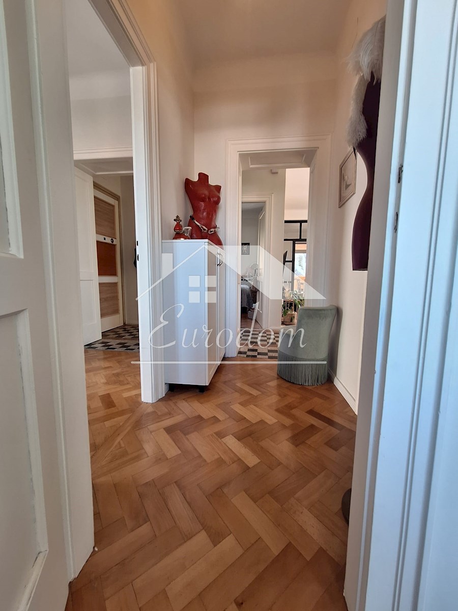 NAPRODAJ – Stanovanje v središču Šibenika s parkiriščem in pogledom!
