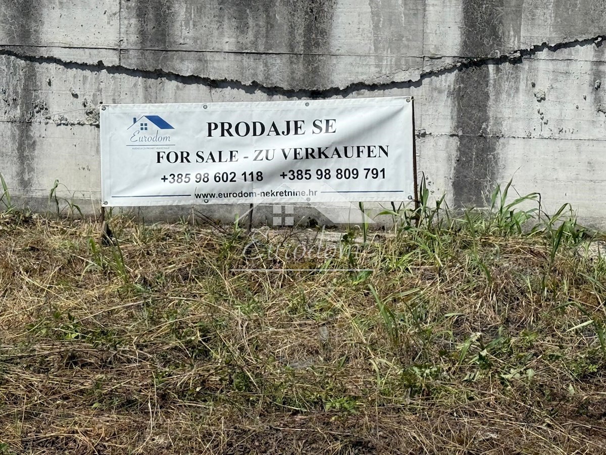 Naprodaj zemljišče s projektom in gradbenim dovoljenjem – Center Samoborja