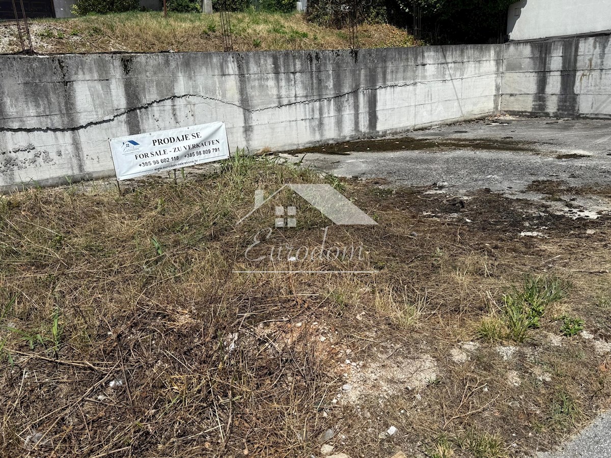 Naprodaj zemljišče s projektom in gradbenim dovoljenjem – Center Samoborja