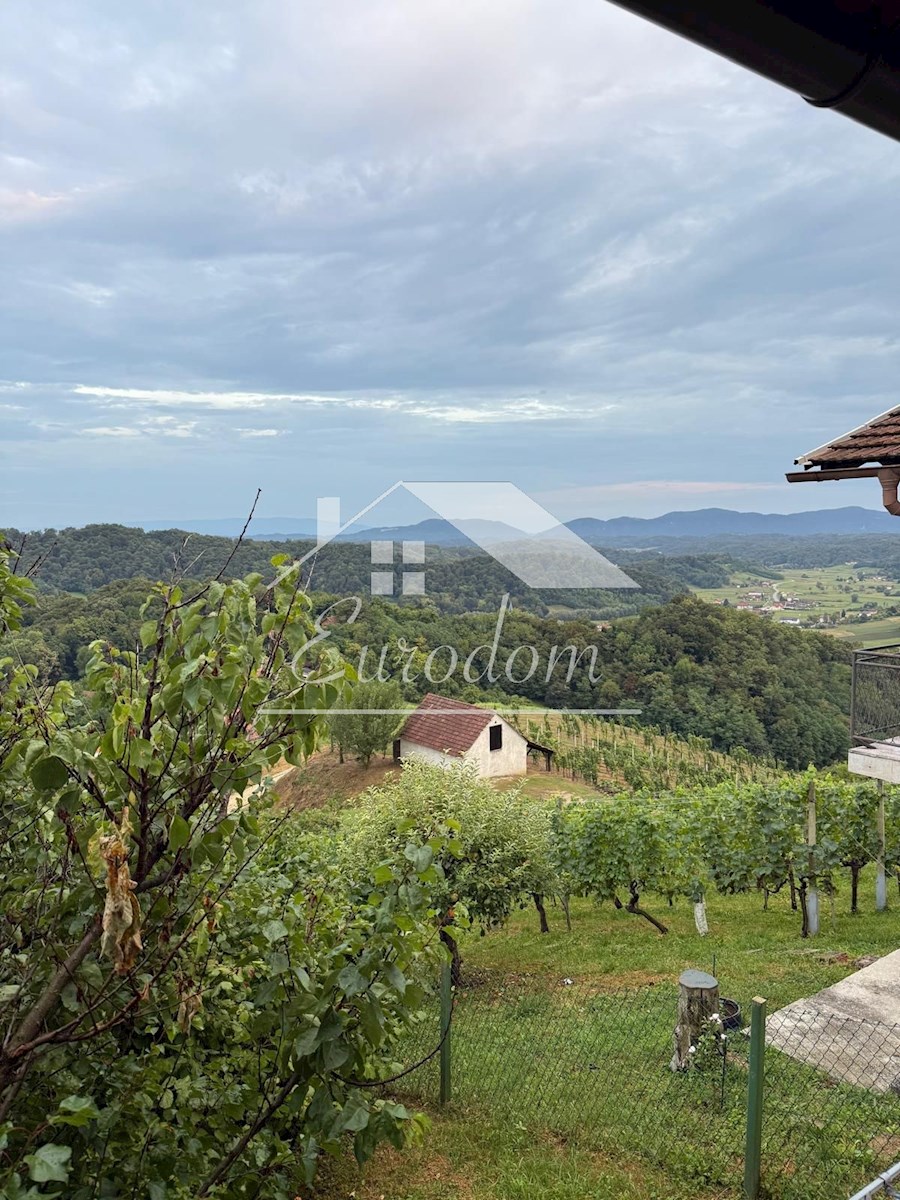 Čarobna počitniška hišica s panoramskim razgledom v Zagorju!