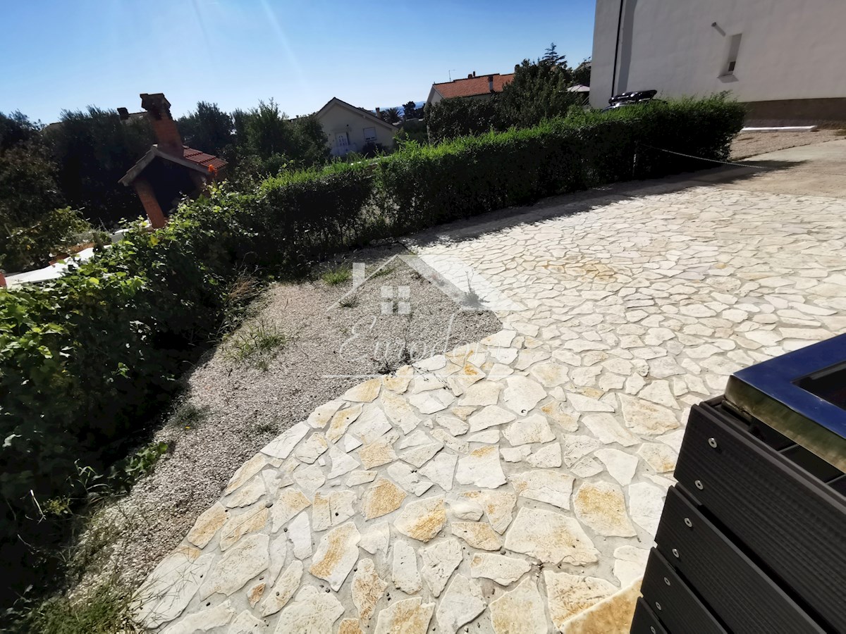 PRODAJA 4-sobno stanovanje z vrtom, 150 m od morja