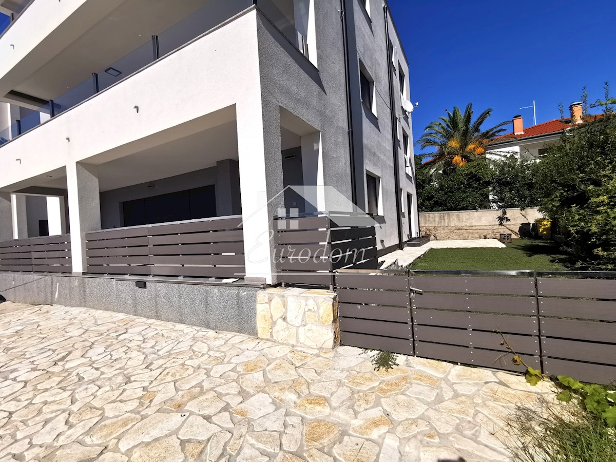 PRODAJA 4-sobno stanovanje z vrtom, 150 m od morja