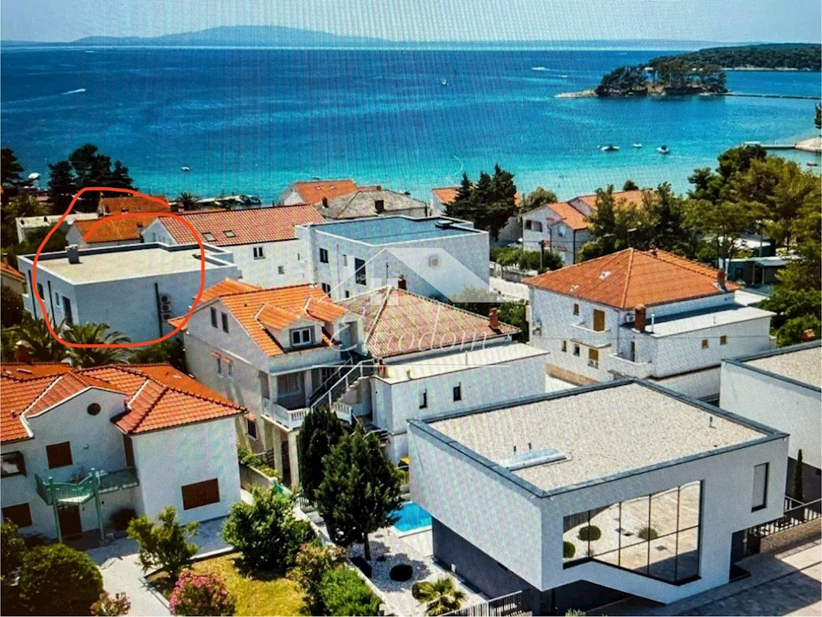 PRODAJA 4-sobno stanovanje z vrtom, 150 m od morja