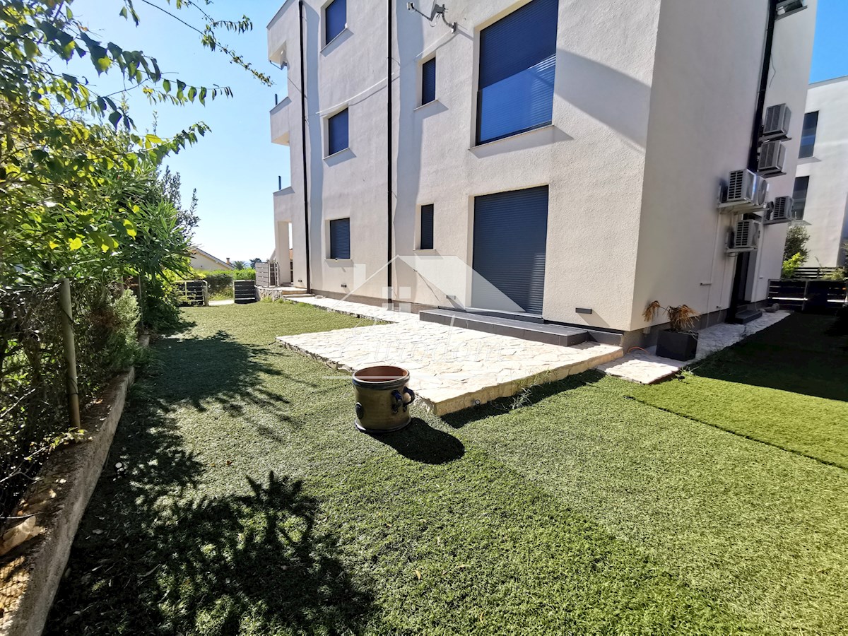 PRODAJA 4-sobno stanovanje z vrtom, 150 m od morja