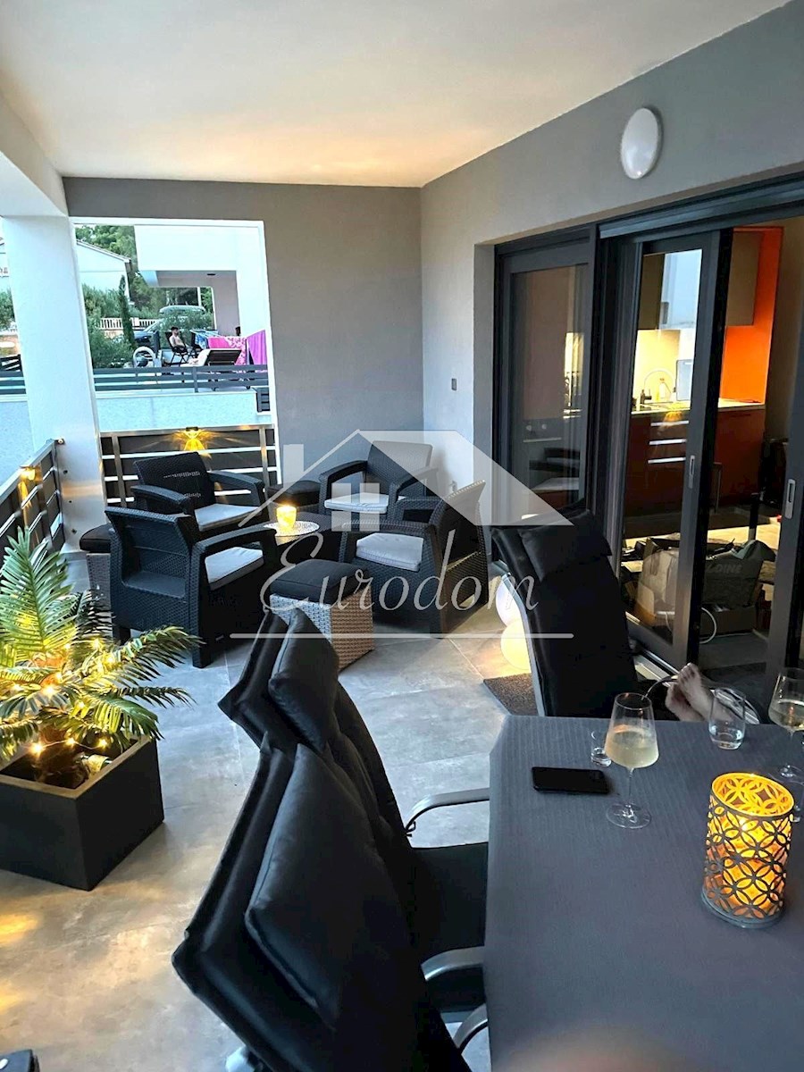 PRODAJA 4-sobno stanovanje z vrtom, 150 m od morja
