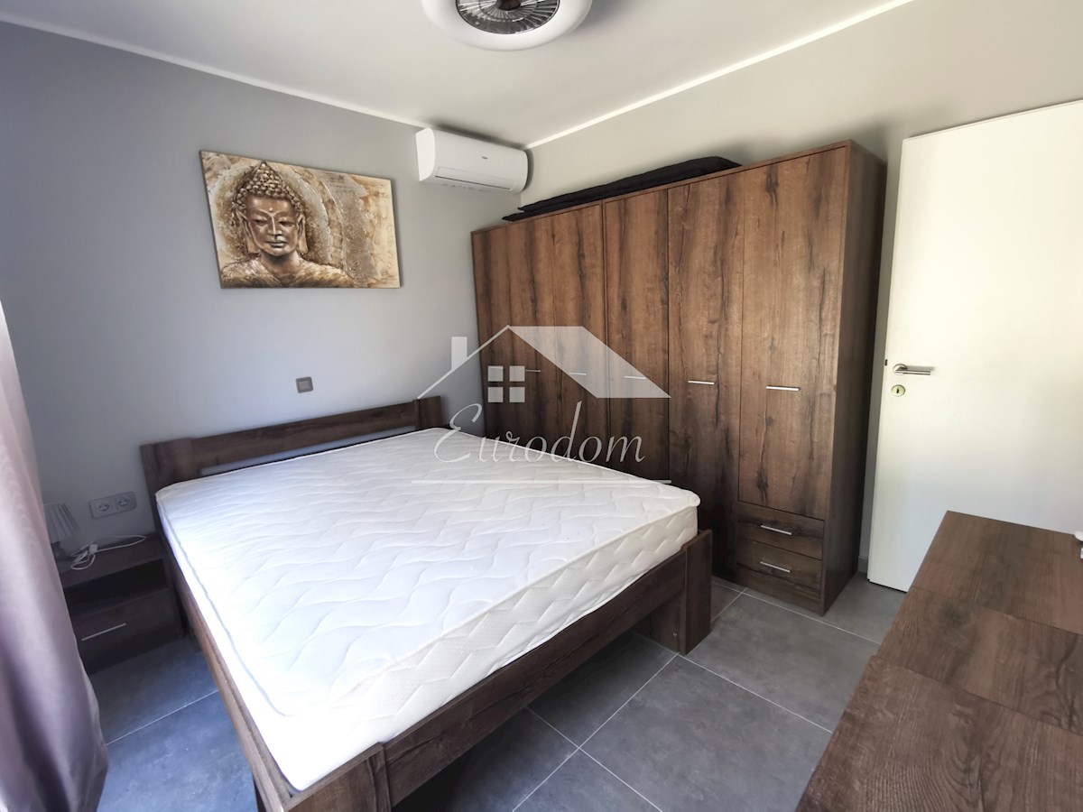 PRODAJA 4-sobno stanovanje z vrtom, 150 m od morja