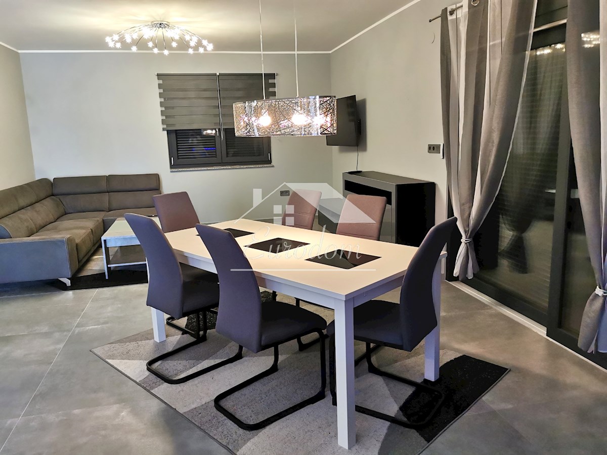 PRODAJA 4-sobno stanovanje z vrtom, 150 m od morja