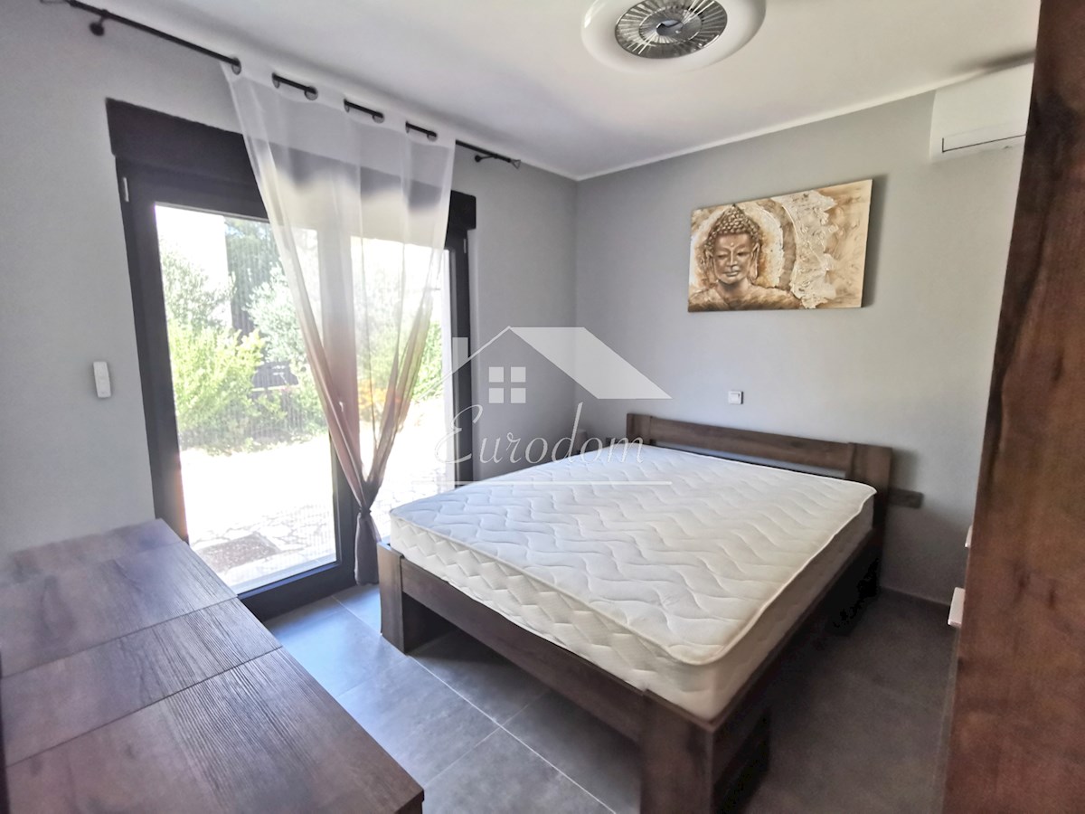 PRODAJA 4-sobno stanovanje z vrtom, 150 m od morja