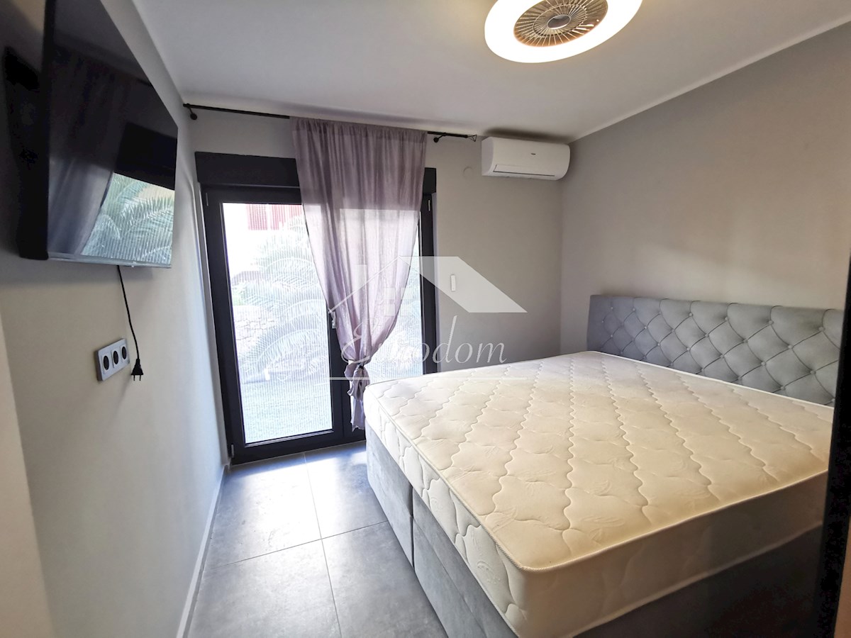 PRODAJA 4-sobno stanovanje z vrtom, 150 m od morja