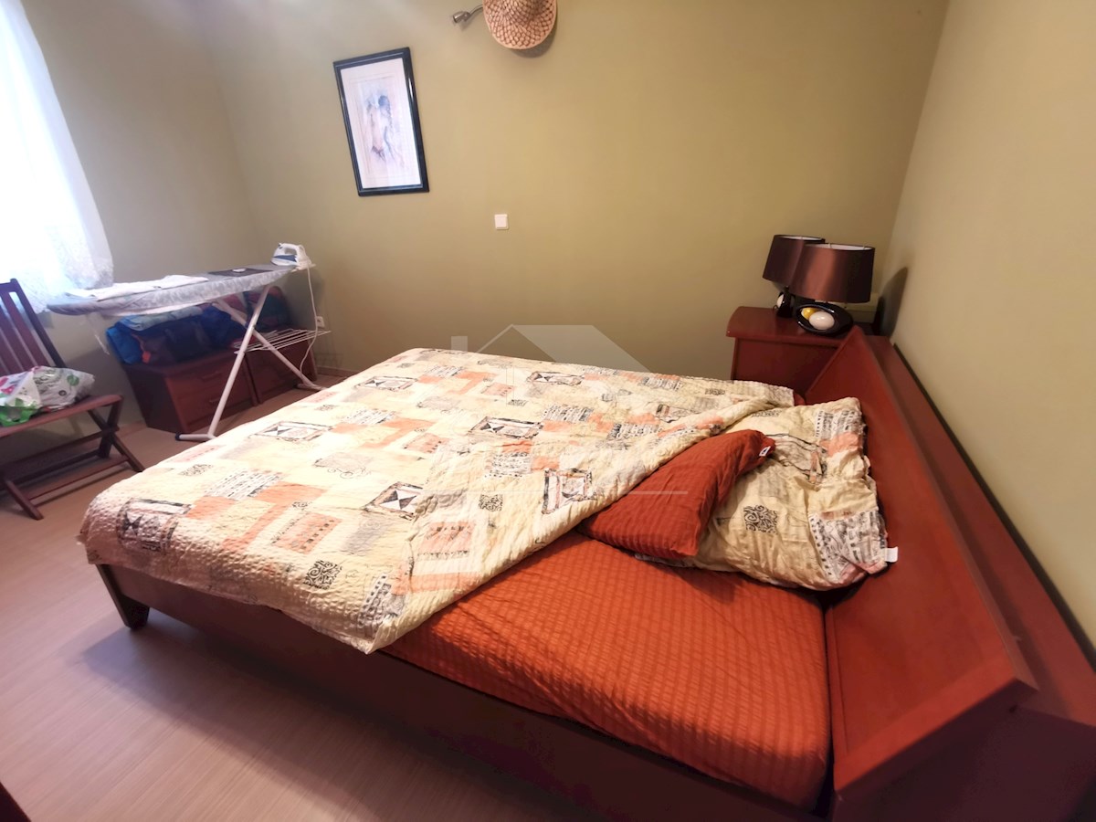EDINSTVEN APARTMA PRVA VRSTA DO MORJA Z PRIVEZOM ZA ČOLN