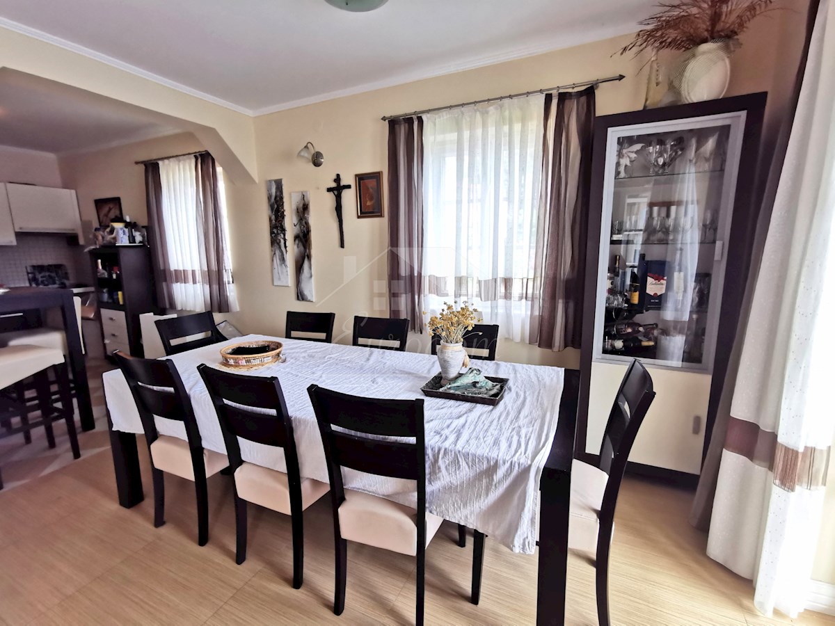 EDINSTVEN APARTMA PRVA VRSTA DO MORJA Z PRIVEZOM ZA ČOLN