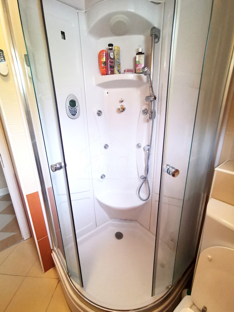 EDINSTVEN APARTMA PRVA VRSTA DO MORJA Z PRIVEZOM ZA ČOLN