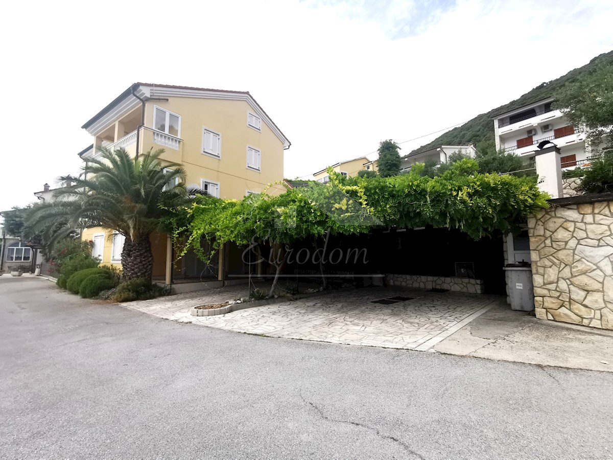 EDINSTVEN APARTMA PRVA VRSTA DO MORJA Z PRIVEZOM ZA ČOLN