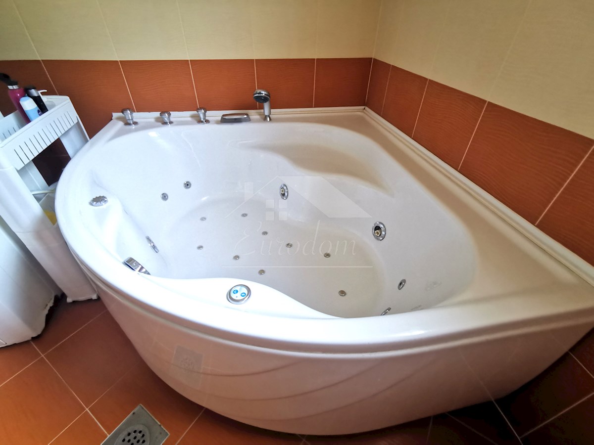 EDINSTVEN APARTMA PRVA VRSTA DO MORJA Z PRIVEZOM ZA ČOLN