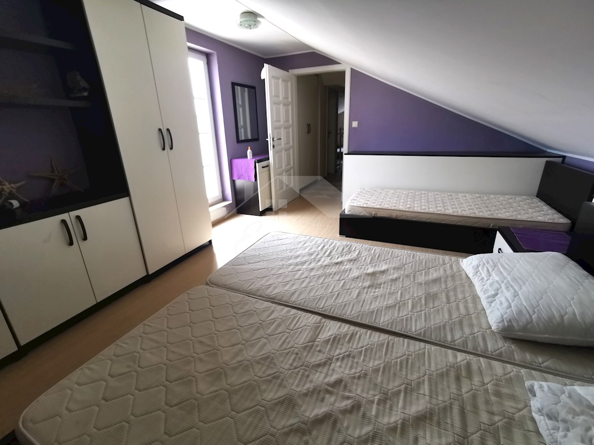 EDINSTVEN APARTMA PRVA VRSTA DO MORJA Z PRIVEZOM ZA ČOLN