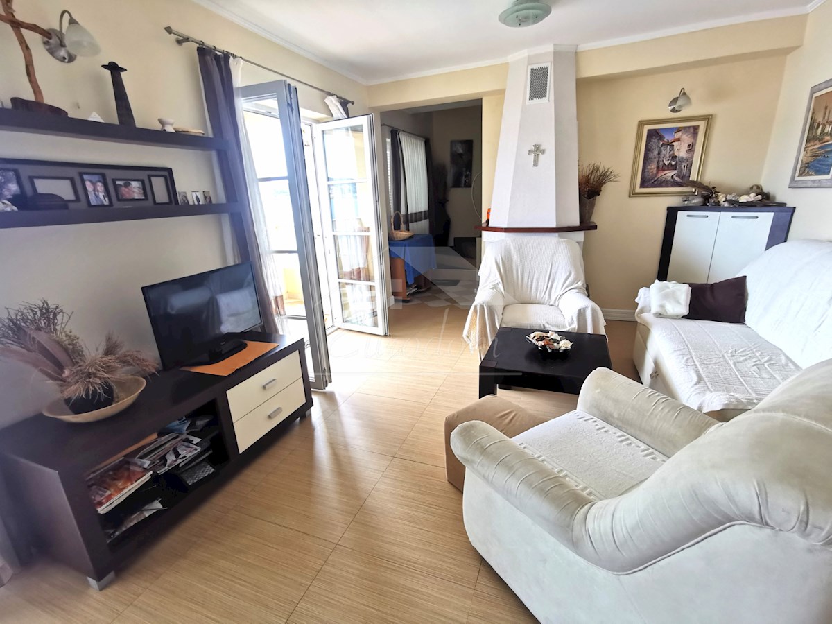 EDINSTVEN APARTMA PRVA VRSTA DO MORJA Z PRIVEZOM ZA ČOLN
