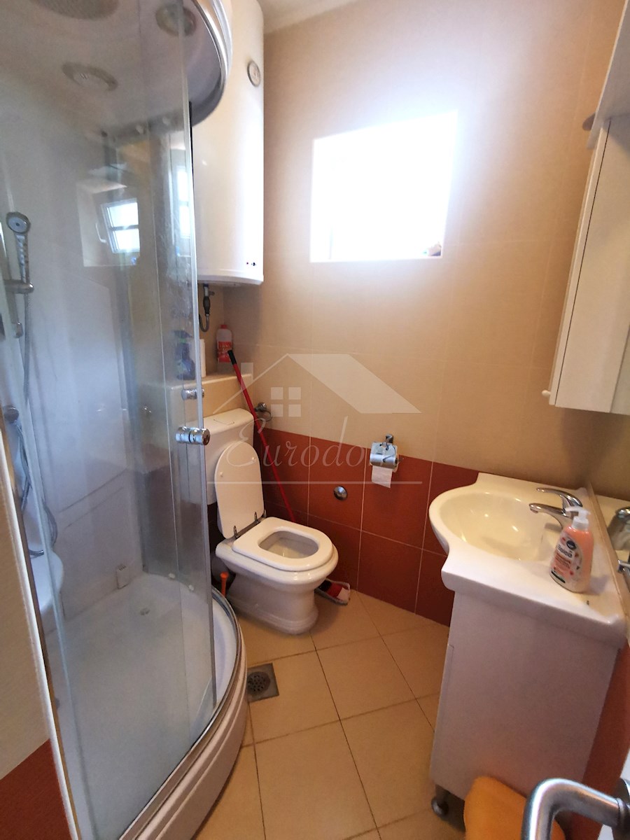 EDINSTVEN APARTMA PRVA VRSTA DO MORJA Z PRIVEZOM ZA ČOLN