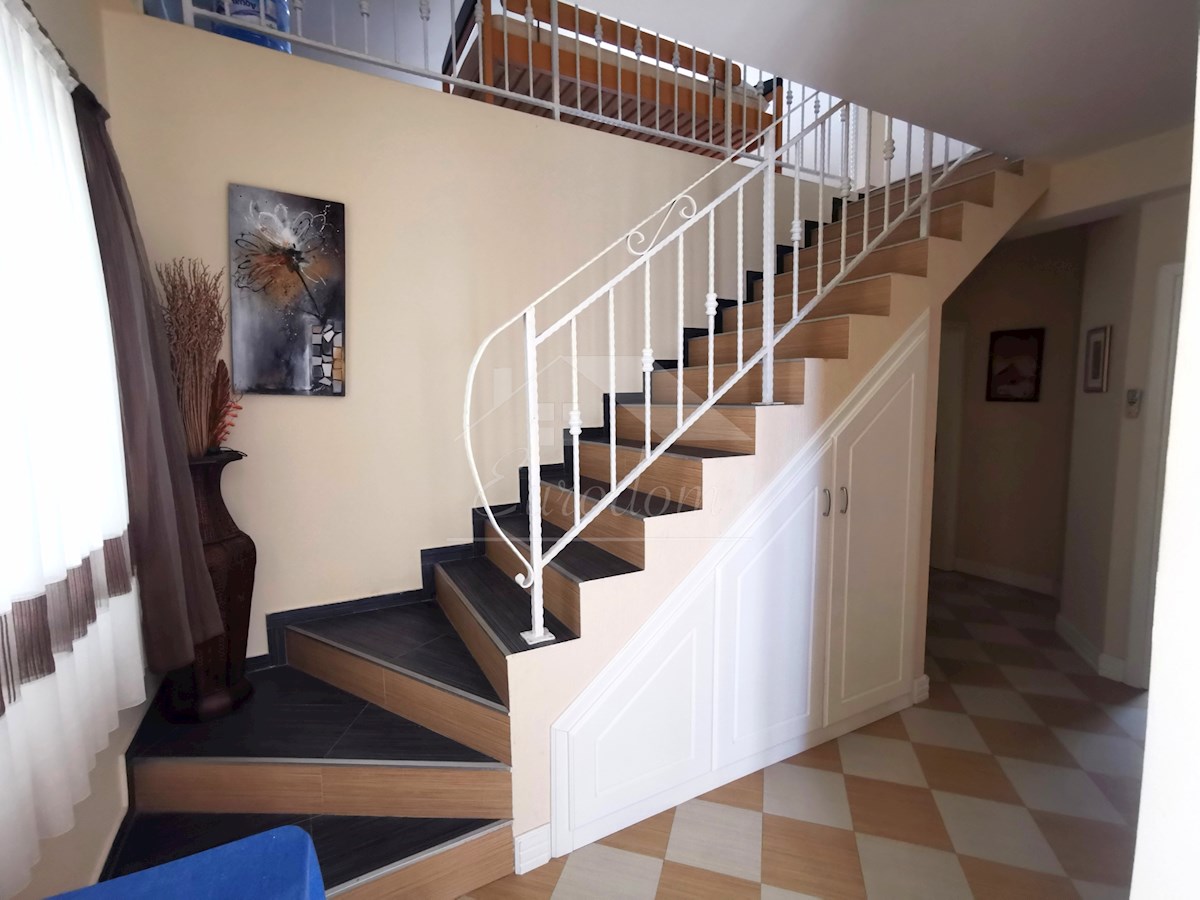 EDINSTVEN APARTMA PRVA VRSTA DO MORJA Z PRIVEZOM ZA ČOLN