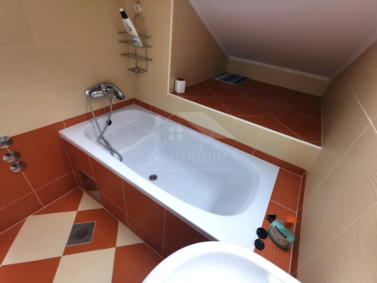 EDINSTVEN APARTMA PRVA VRSTA DO MORJA Z PRIVEZOM ZA ČOLN