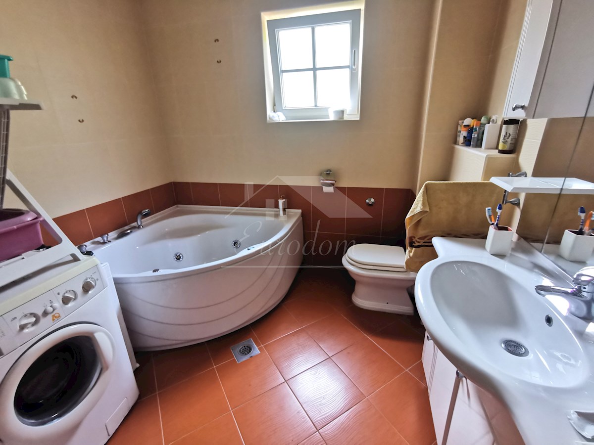 EDINSTVEN APARTMA PRVA VRSTA DO MORJA Z PRIVEZOM ZA ČOLN