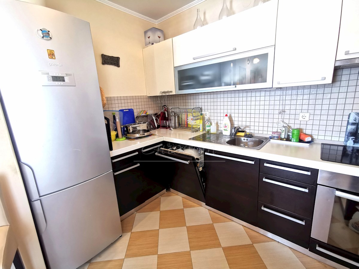 EDINSTVEN APARTMA PRVA VRSTA DO MORJA Z PRIVEZOM ZA ČOLN