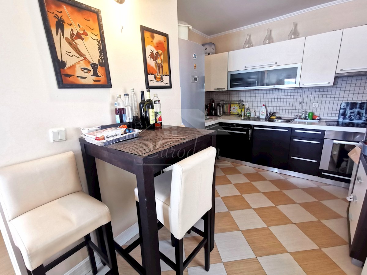 EDINSTVEN APARTMA PRVA VRSTA DO MORJA Z PRIVEZOM ZA ČOLN