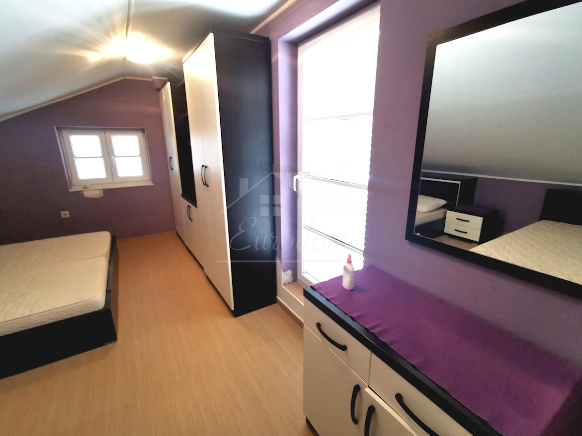 EDINSTVEN APARTMA PRVA VRSTA DO MORJA Z PRIVEZOM ZA ČOLN