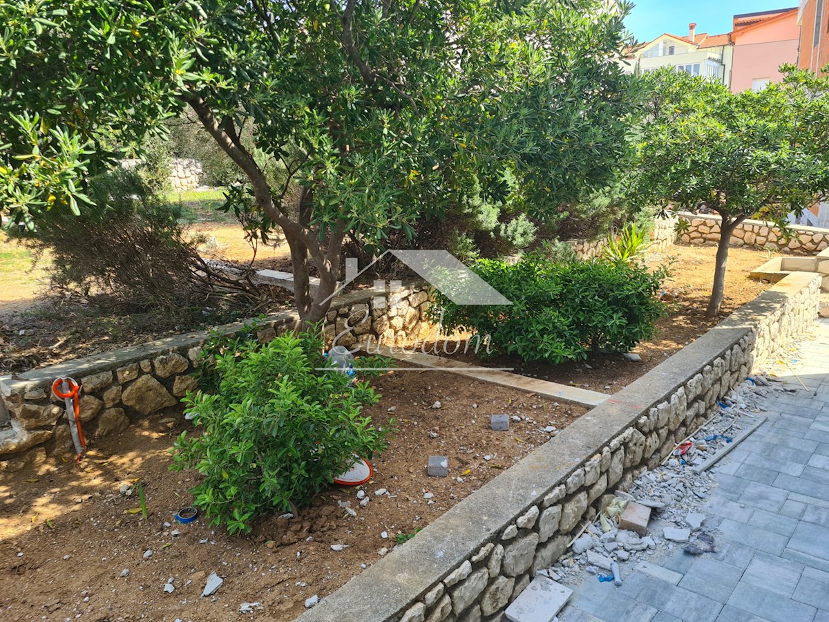 Mandre, otok Pag – dvosobno stanovanje z razgledom na morje in vrtom, 350 m od plaže