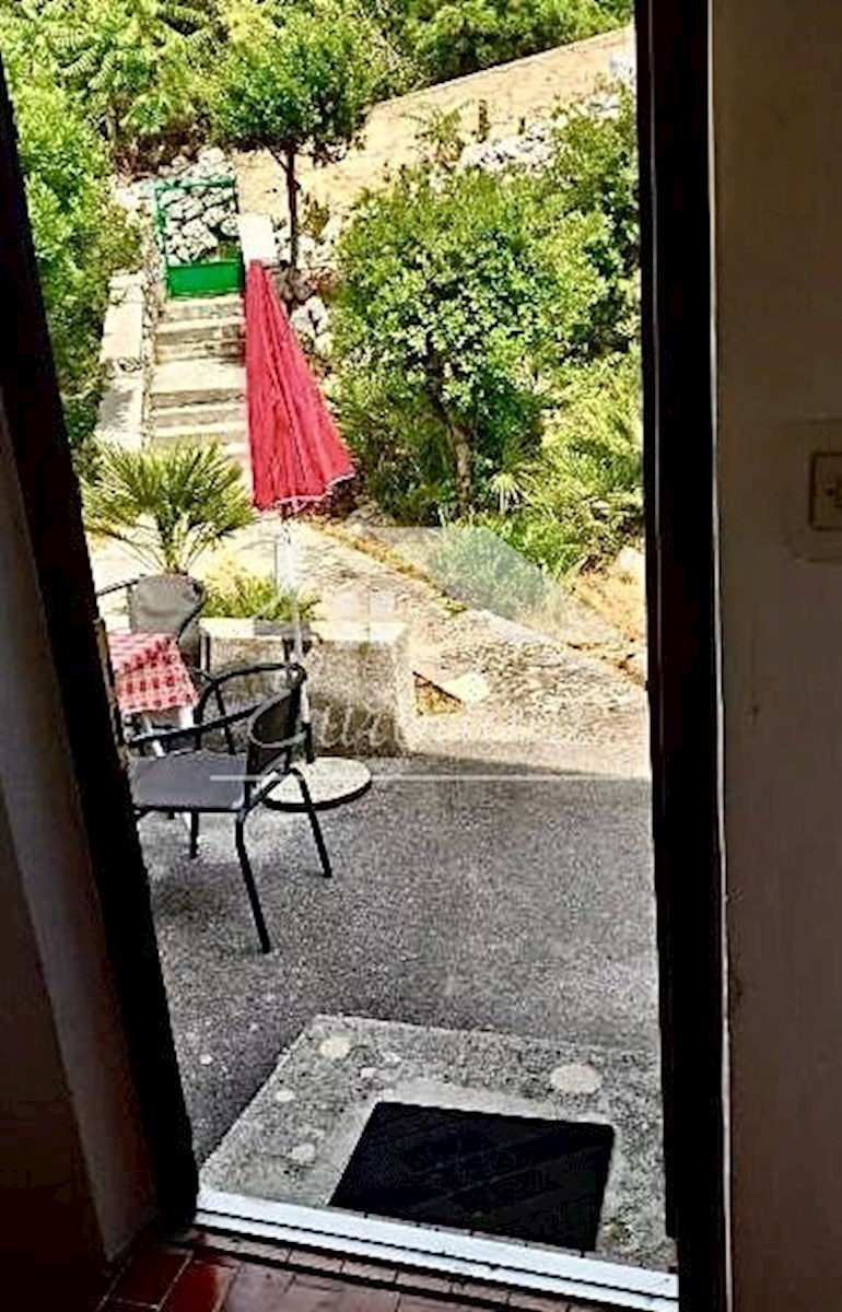 HIŠA NAPRODAJ V VELEM LOŠINJU – IDEALNA INVESTICIJA ALI PRENOVITVENI PROJEKT!