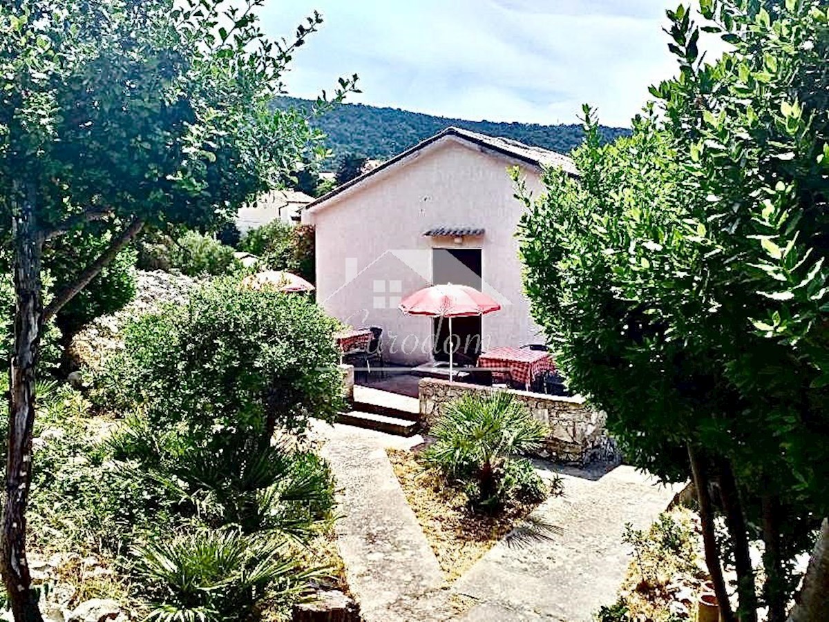 HIŠA NAPRODAJ V VELEM LOŠINJU – IDEALNA INVESTICIJA ALI PRENOVITVENI PROJEKT!