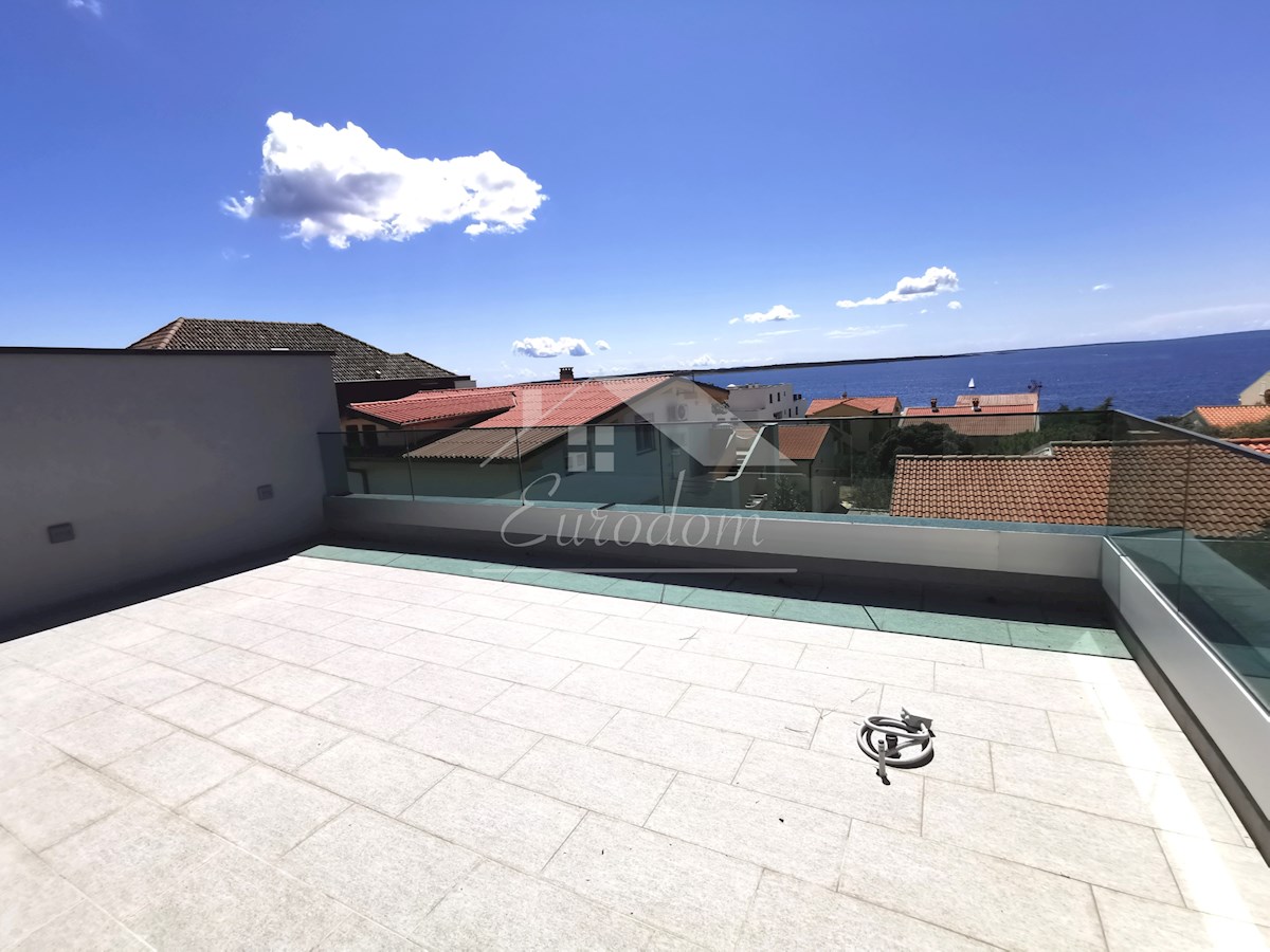 ČUDOVIT APARTMA 135 m², 80M OD MORJA, Z GARAGO