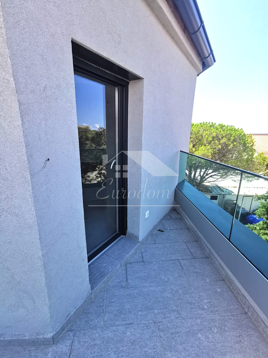 ČUDOVIT APARTMA 135 m², 80M OD MORJA, Z GARAGO