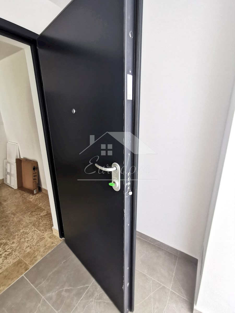 ČUDOVIT APARTMA 135 m², 80M OD MORJA, Z GARAGO