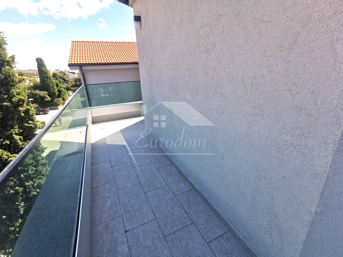 ČUDOVIT APARTMA 135 m², 80M OD MORJA, Z GARAGO