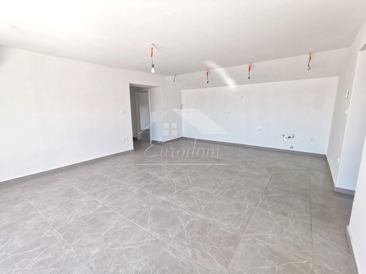 ČUDOVIT APARTMA 135 m², 80M OD MORJA, Z GARAGO