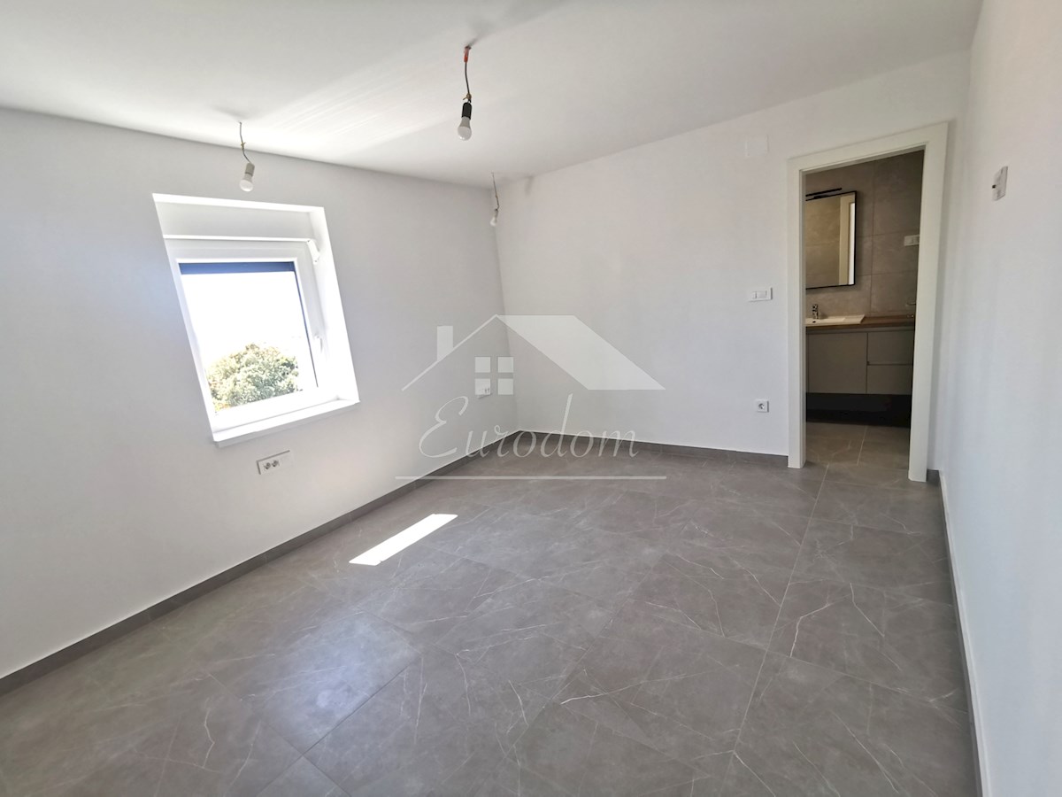ČUDOVIT APARTMA 135 m², 80M OD MORJA, Z GARAGO