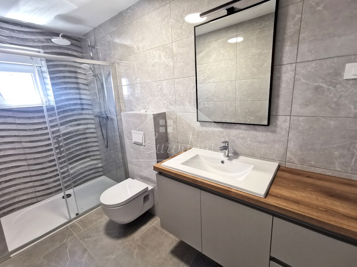 ČUDOVIT APARTMA 135 m², 80M OD MORJA, Z GARAGO
