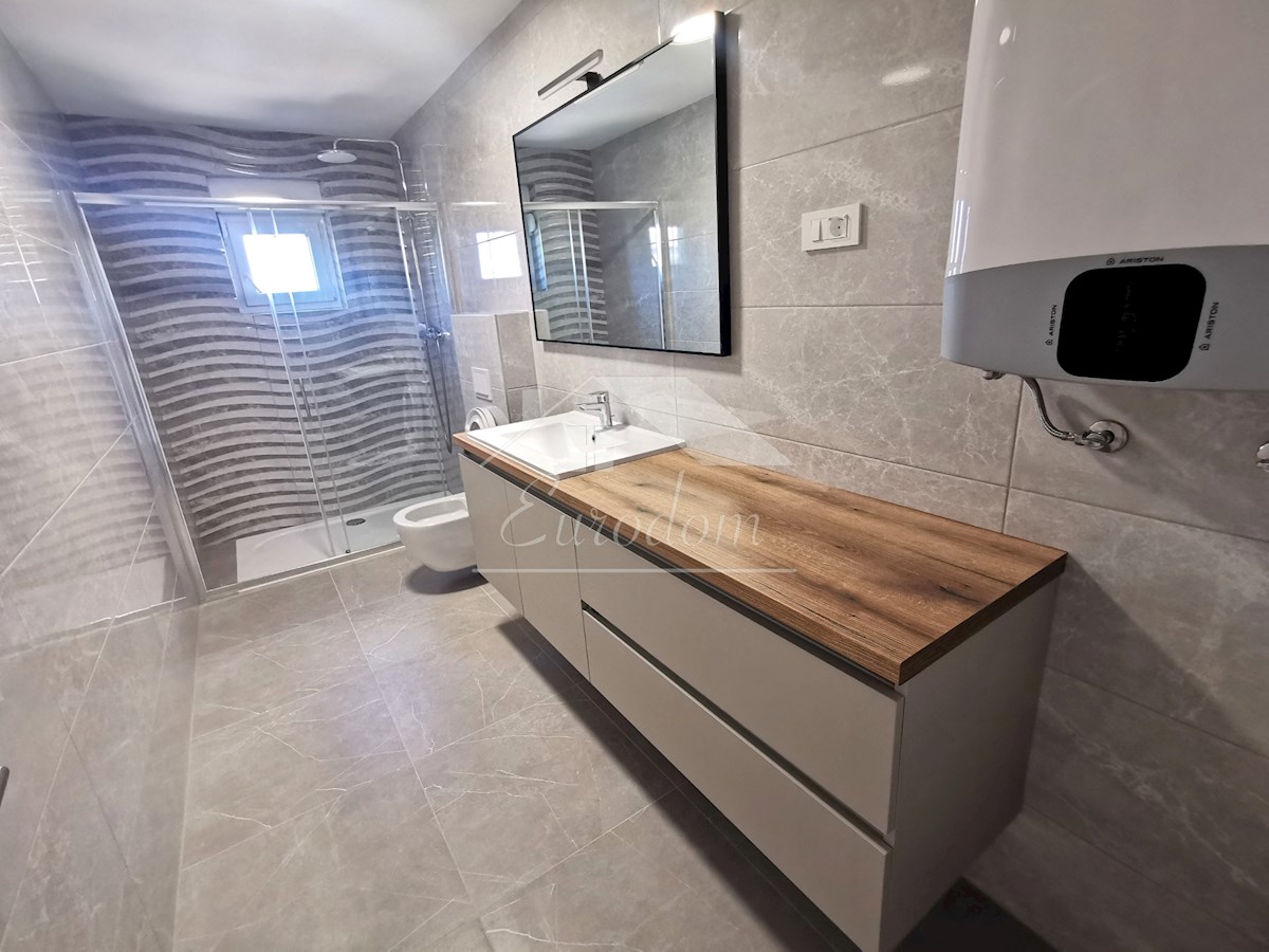 ČUDOVIT APARTMA 135 m², 80M OD MORJA, Z GARAGO