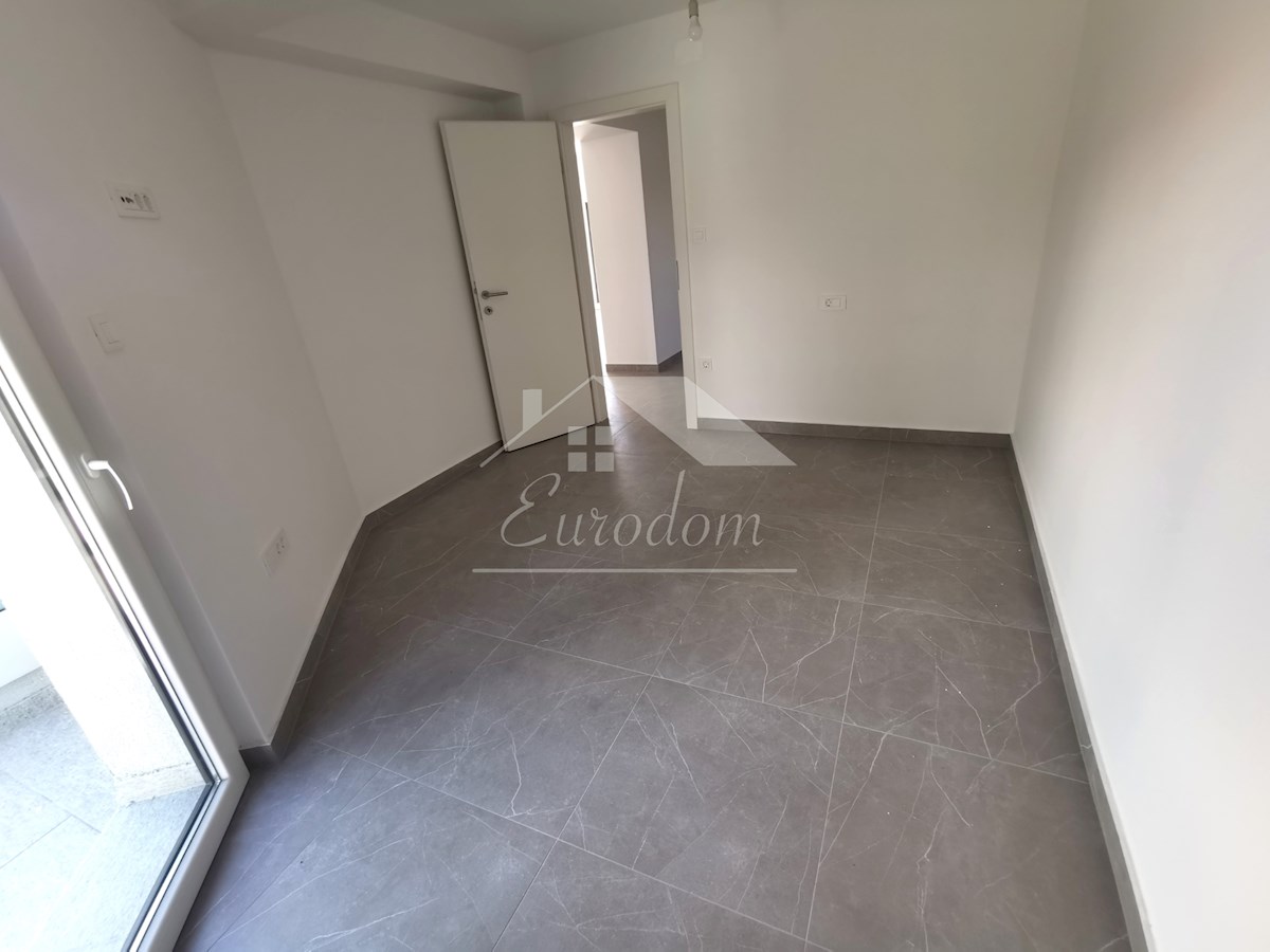 ČUDOVIT APARTMA 135 m², 80M OD MORJA, Z GARAGO