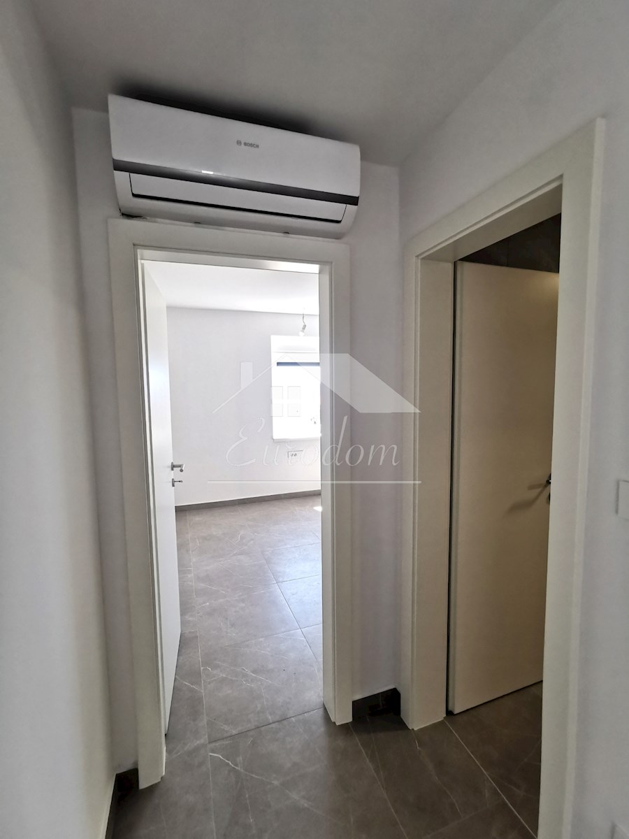 ČUDOVIT APARTMA 135 m², 80M OD MORJA, Z GARAGO