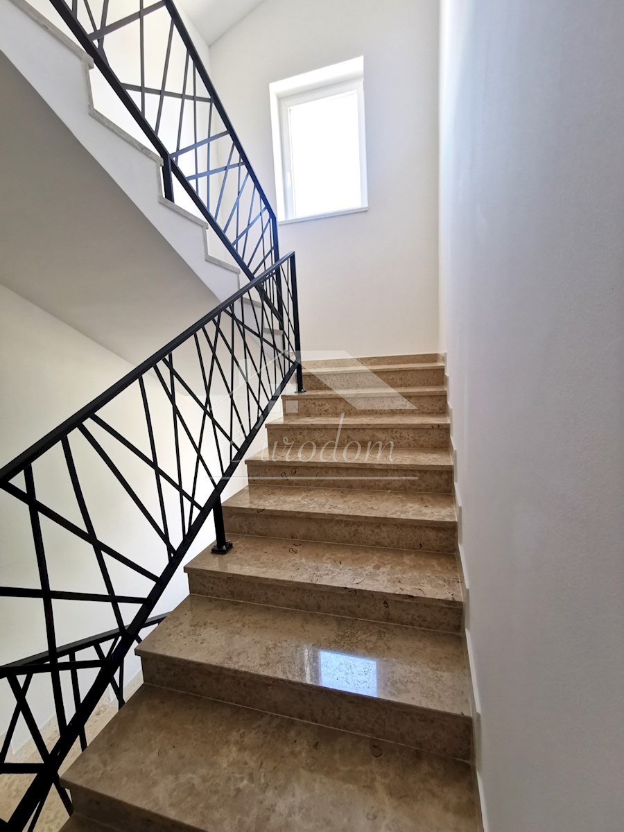 ČUDOVIT APARTMA 135 m², 80M OD MORJA, Z GARAGO