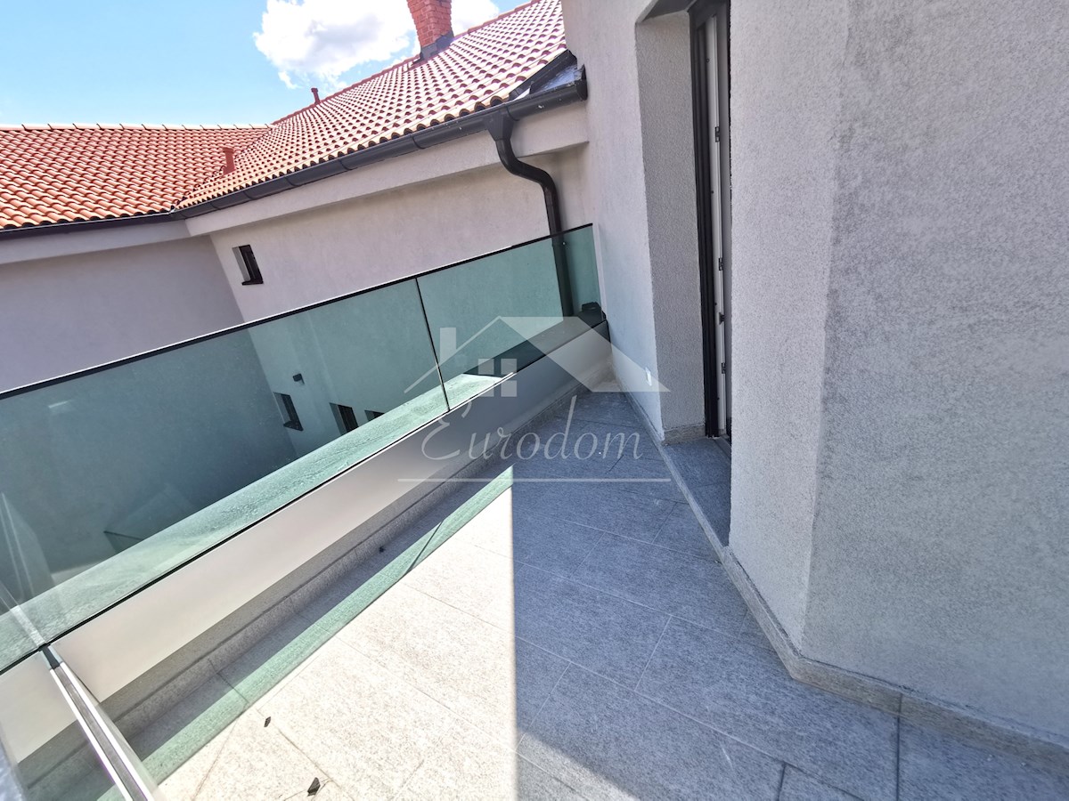 ČUDOVIT APARTMA 135 m², 80M OD MORJA, Z GARAGO