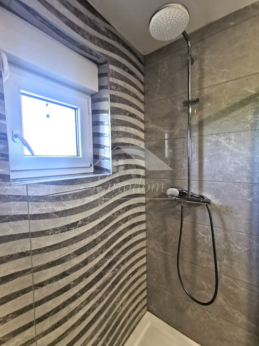 ČUDOVIT APARTMA 135 m², 80M OD MORJA, Z GARAGO