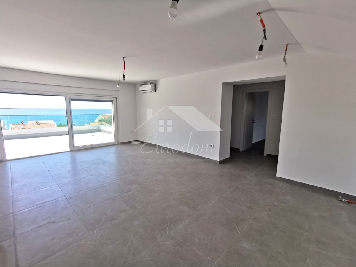 ČUDOVIT APARTMA 135 m², 80M OD MORJA, Z GARAGO
