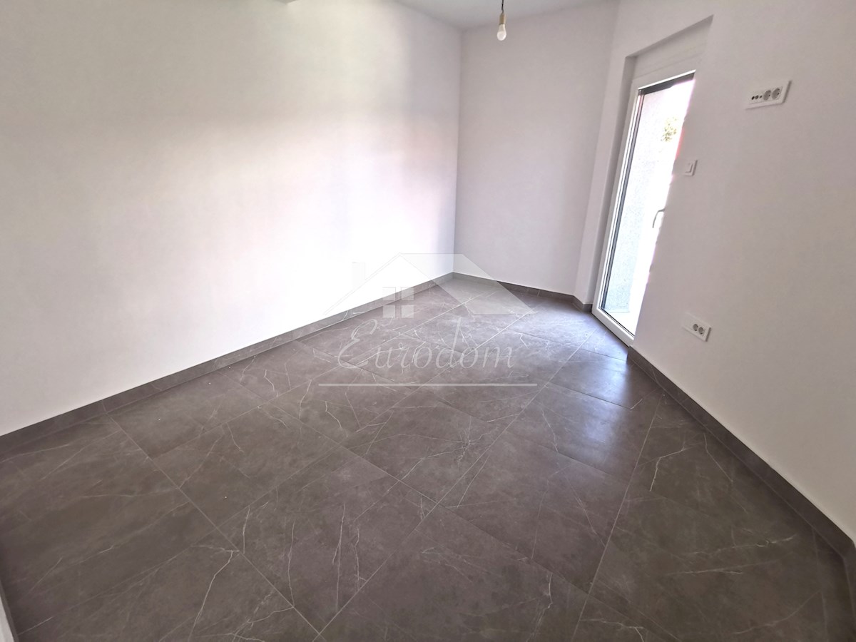ČUDOVIT APARTMA 135 m², 80M OD MORJA, Z GARAGO