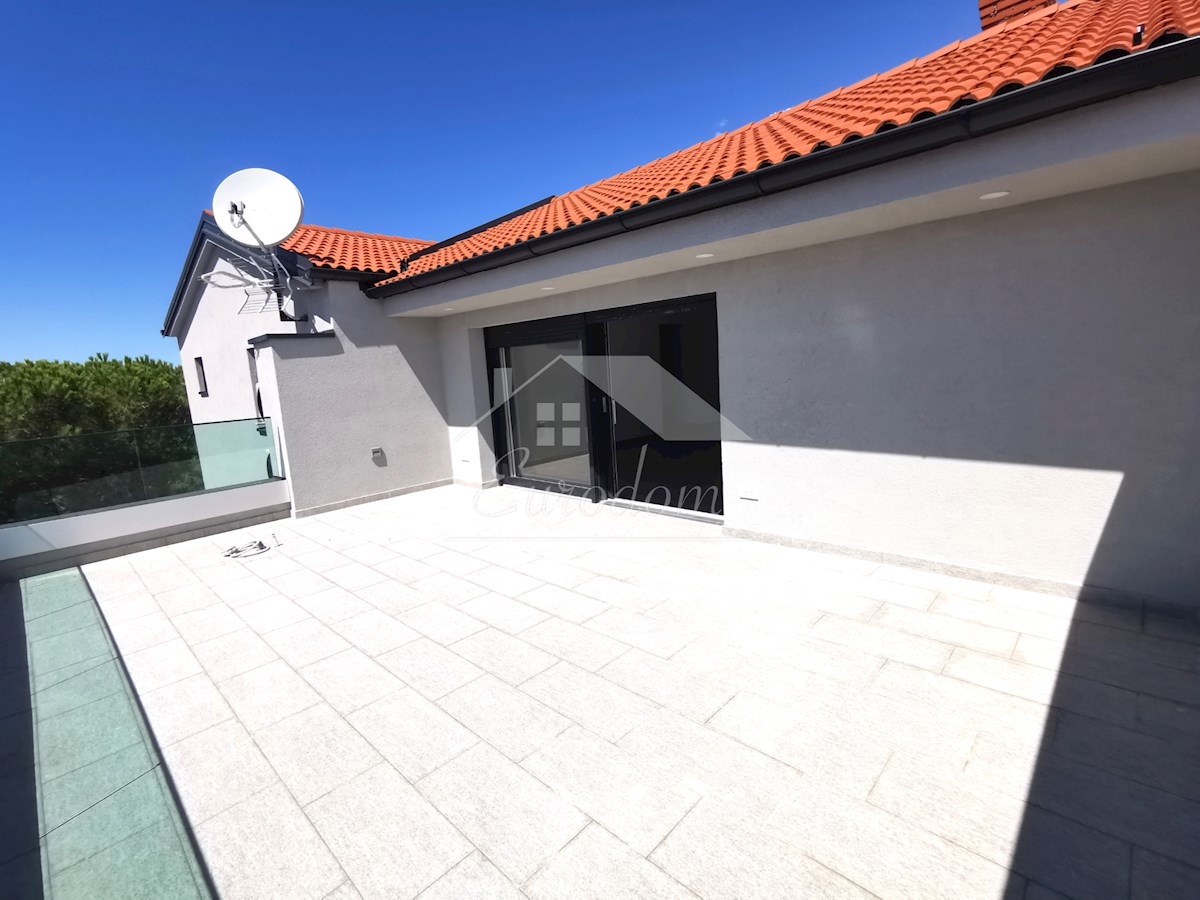 ČUDOVIT APARTMA 135 m², 80M OD MORJA, Z GARAGO