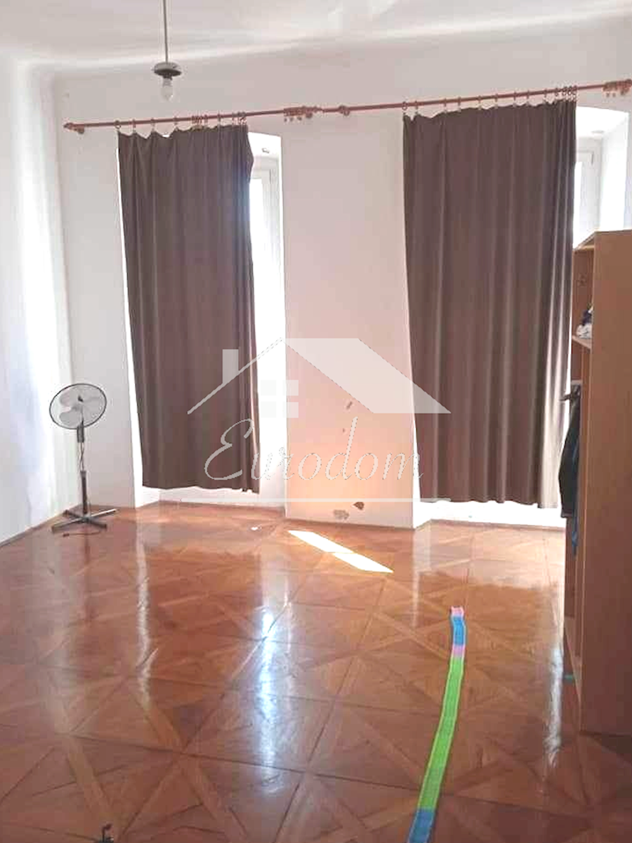 Stanovanje naprodaj v Puli – 115 m², tretje nadstropje, bližina centra in Arene v Puli