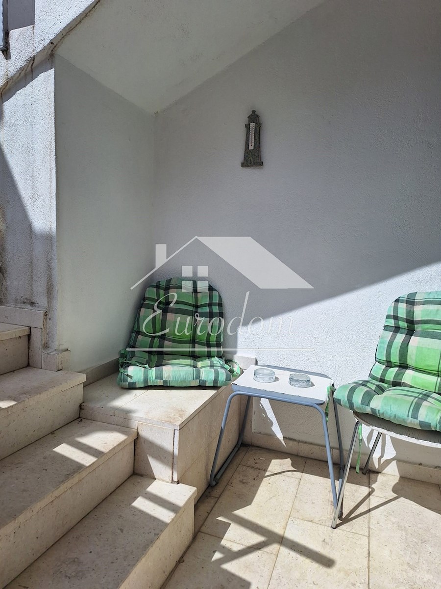 NAPRODAJ – Hiša s tremi apartmaji v starem jedru Šibenika!