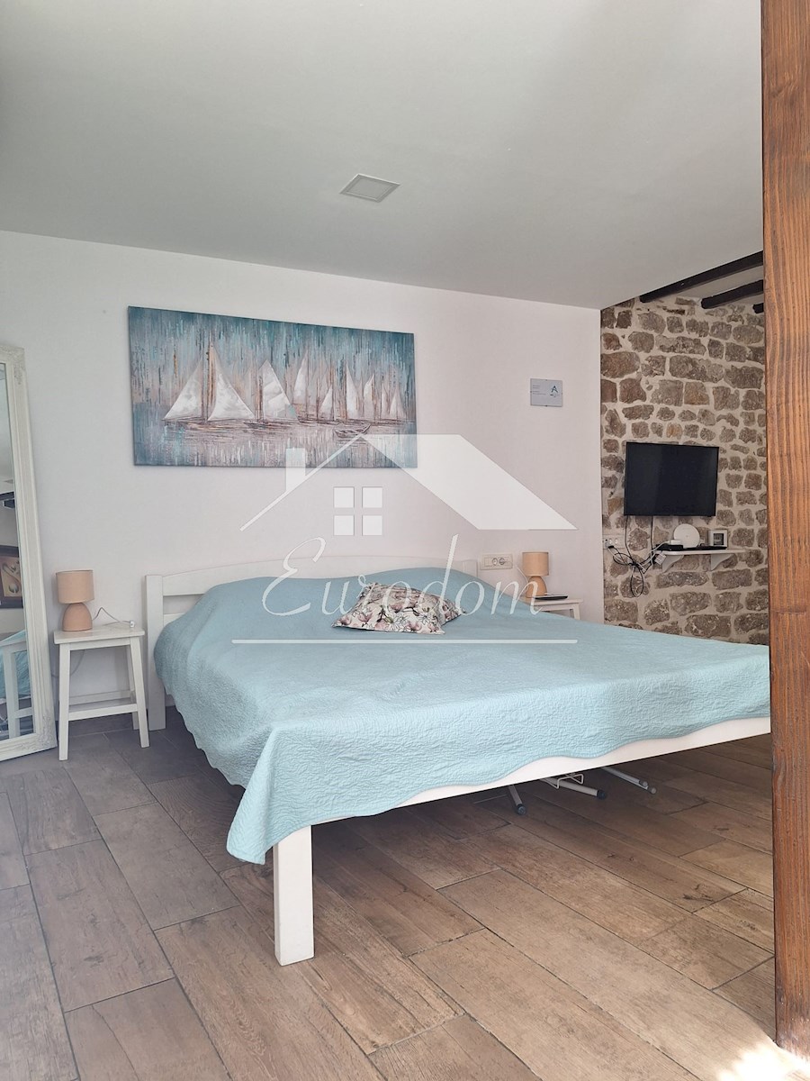 NAPRODAJ – Hiša s tremi apartmaji v starem jedru Šibenika!